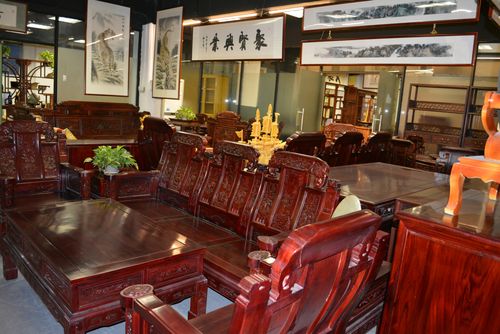 源明清红木家具工厂店 匠心独运，传承家具加工艺术